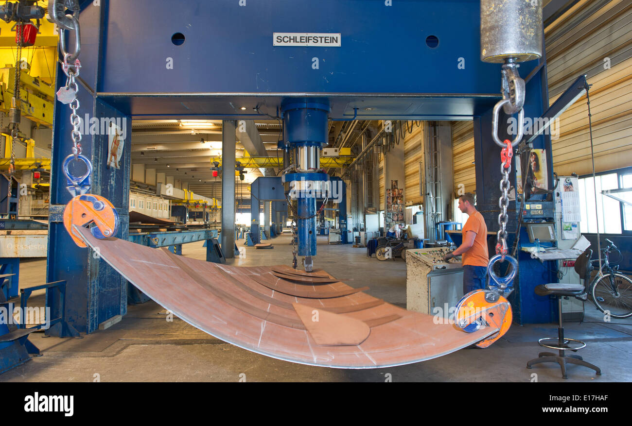 Stralsund, Allemagne. 21 mai, 2014. Un homme travaille dans l'usine de la société Ostseestaal (acier) de la mer Baltique à Stralsund, Allemagne, 21 mai 2014. Photo. Stefan Sauer/dpa/Alamy Live News Banque D'Images