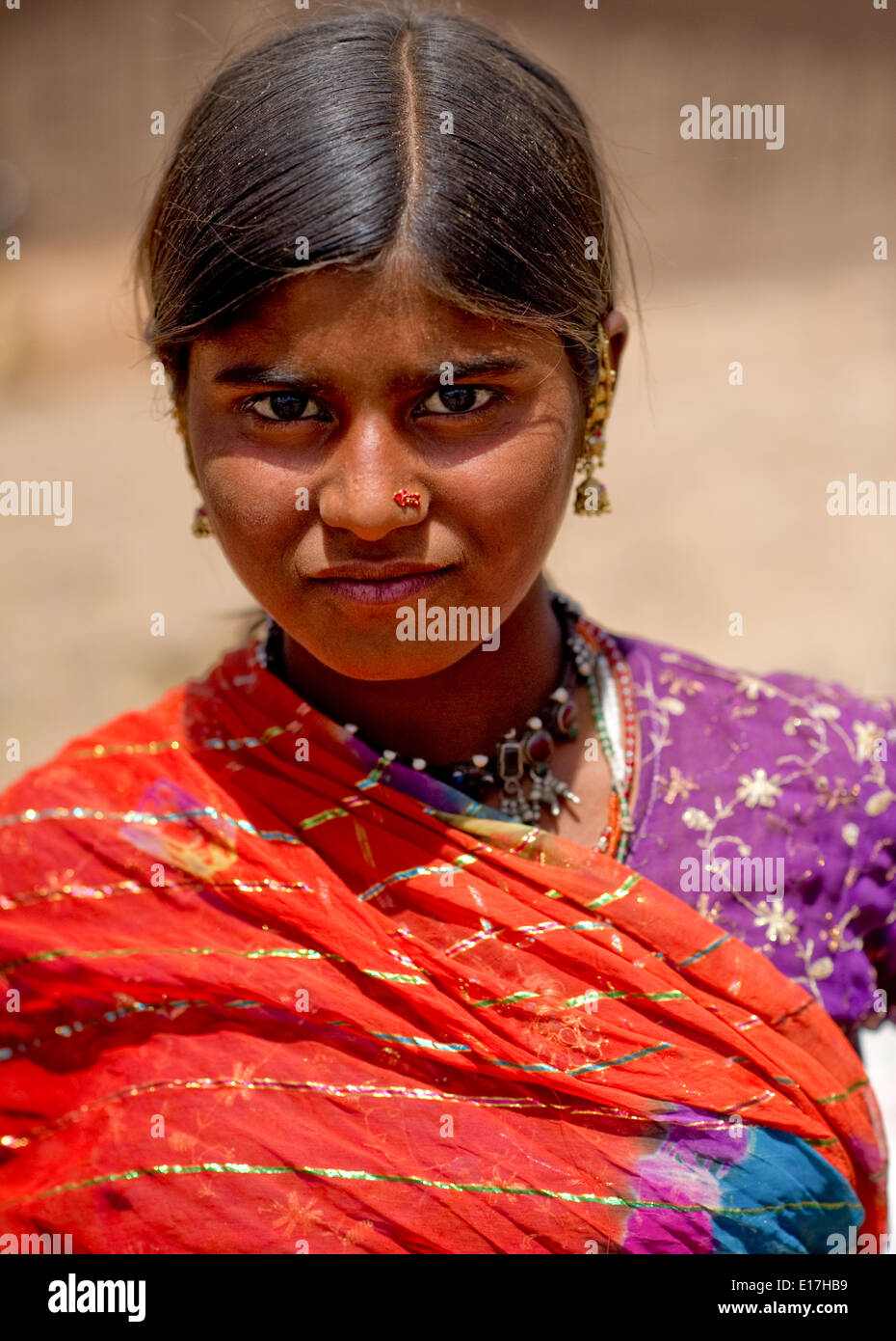 Les femmes de la tribu Kalbelia sont herderrs de troupeaux de chèvres et d'ânes. Le Rajasthan, Inde. Herder Rural tribu en village. Banque D'Images