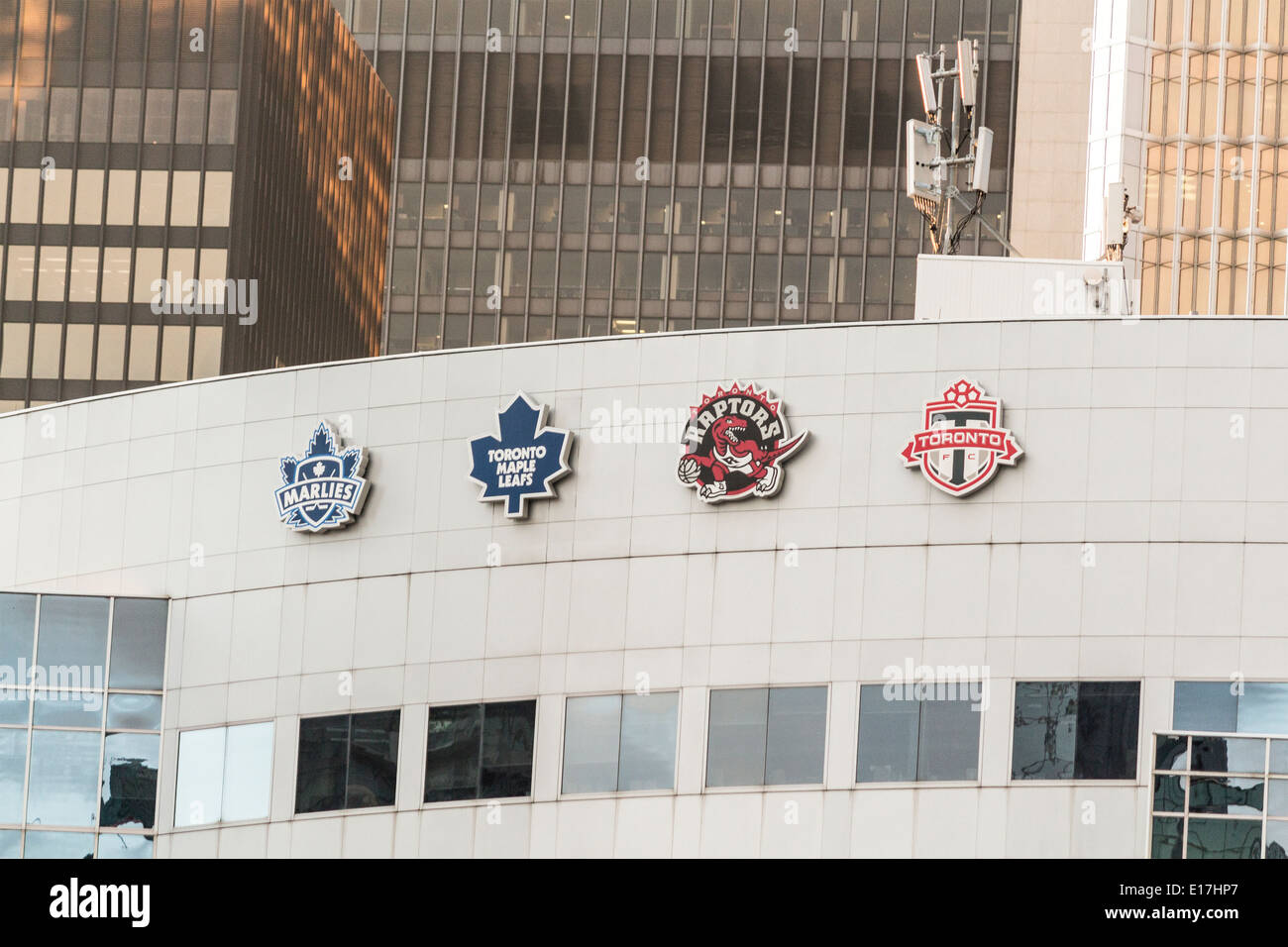 Haut de l'Air Canada Centre montrant les quatre logos des équipes qui jouent là Banque D'Images