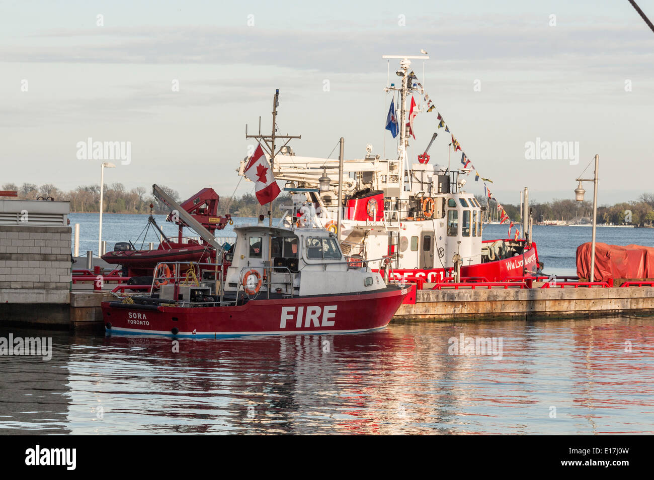 Canapé-Fireboats Toronto et l'ensemble de William Lyon MacKenzie l'amarrage dans le port de Toronto Banque D'Images