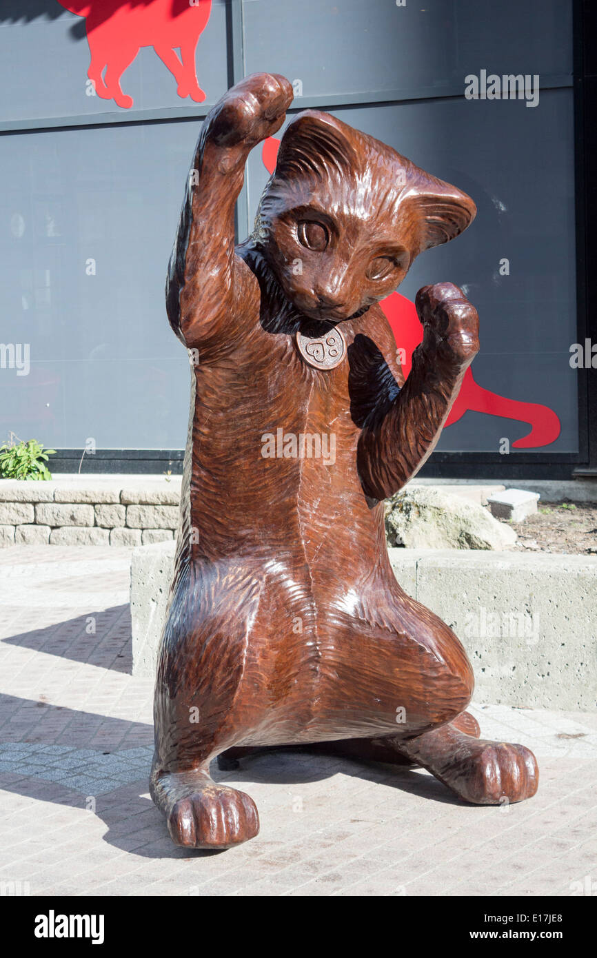 La sculpture sur bois d'un chat à l'extérieur Pawsway sur Queens Quay, à Toronto. Banque D'Images
