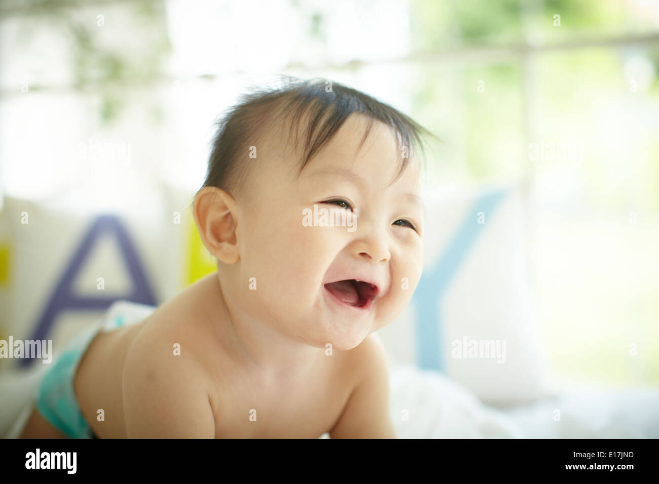 Bébé avec un grand sourire mignon et Banque D'Images