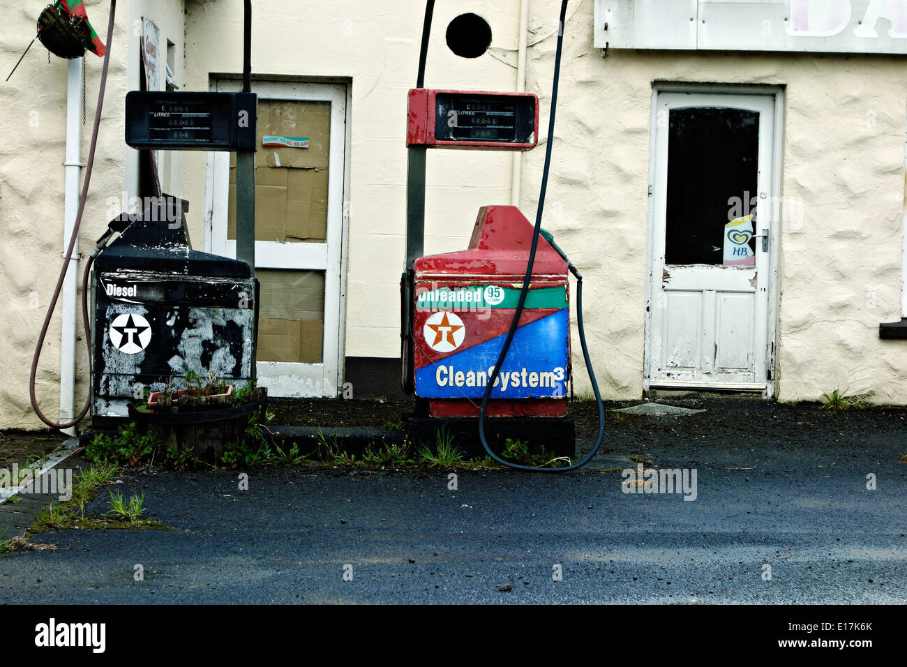 Les pompes à essence abandonnées, comté de Galway, en République d'Irlande, Europe. Banque D'Images