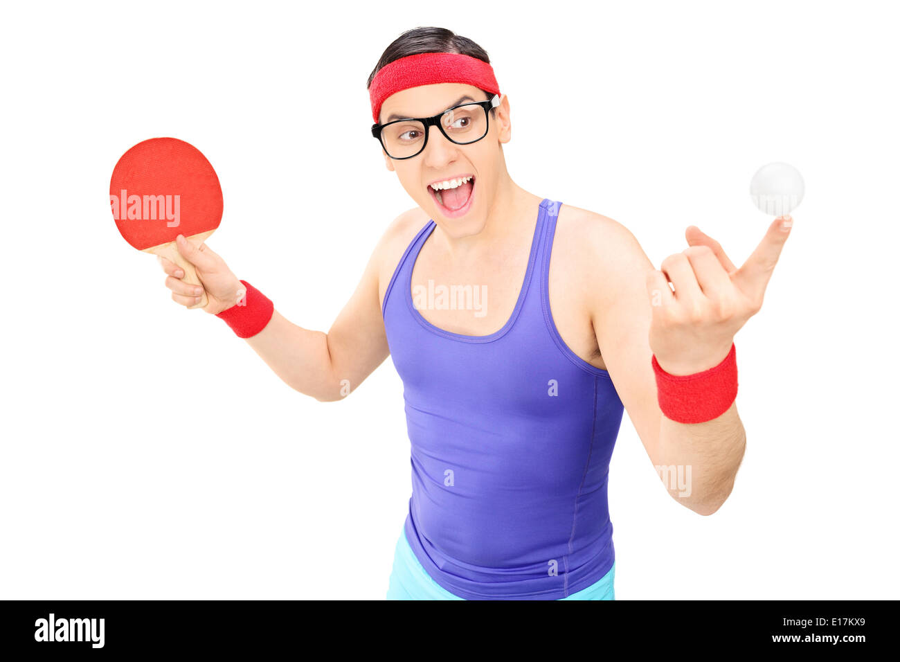 Jeune homme tenant une boule et une table de ping-pong bat Banque D'Images