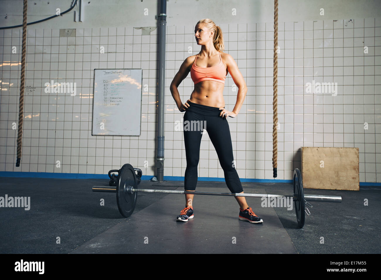 Full Length portrait of muscular young woman at gym à la voiture avec des barres au sol. Crossfit Forte femme au sport. Banque D'Images