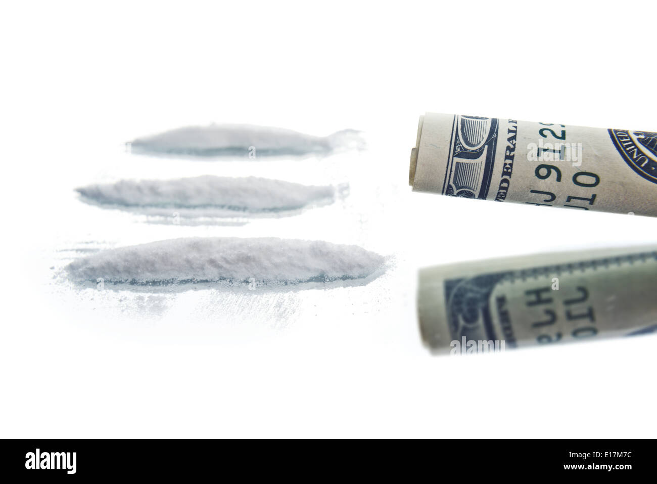 La cocaïne poudre drogues activités et intégrée USA hundred dollar bill pour sniffingg. Concept de la toxicomanie. Banque D'Images