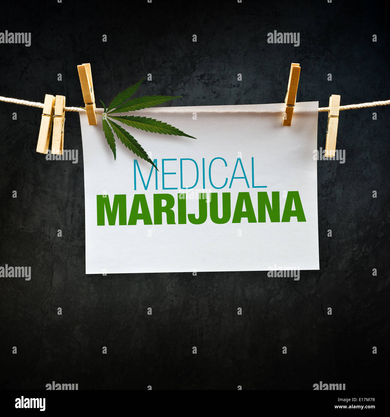 La marijuana médicale titre imprimé sur papier accroché sur corde à linge. Banque D'Images