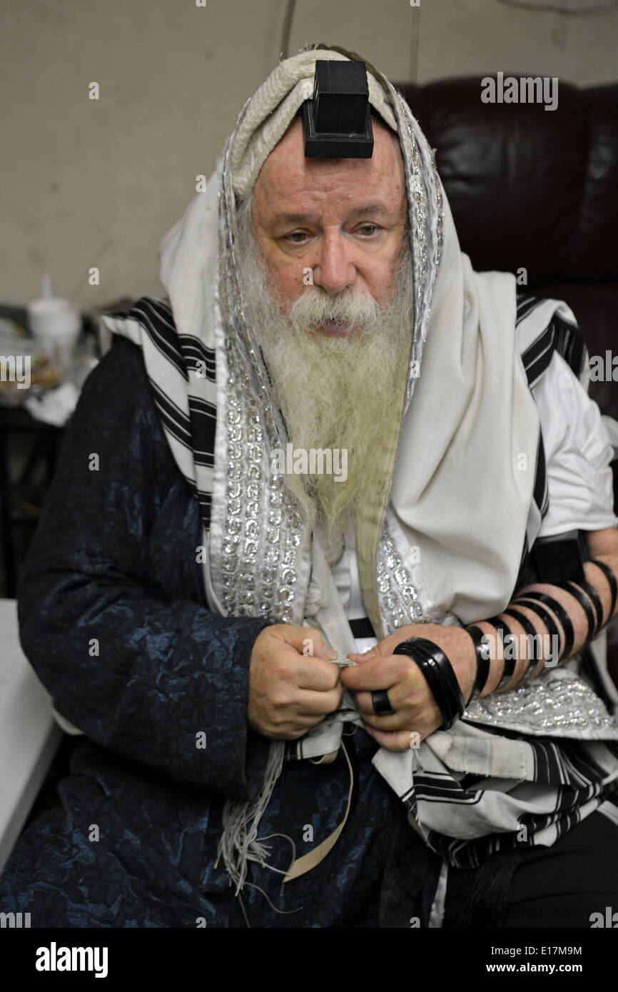 Le rabbin priant dans sa maison pendant la semaine, il a été le deuil de sa mère. Crown Heights, Brooklyn, New York Banque D'Images