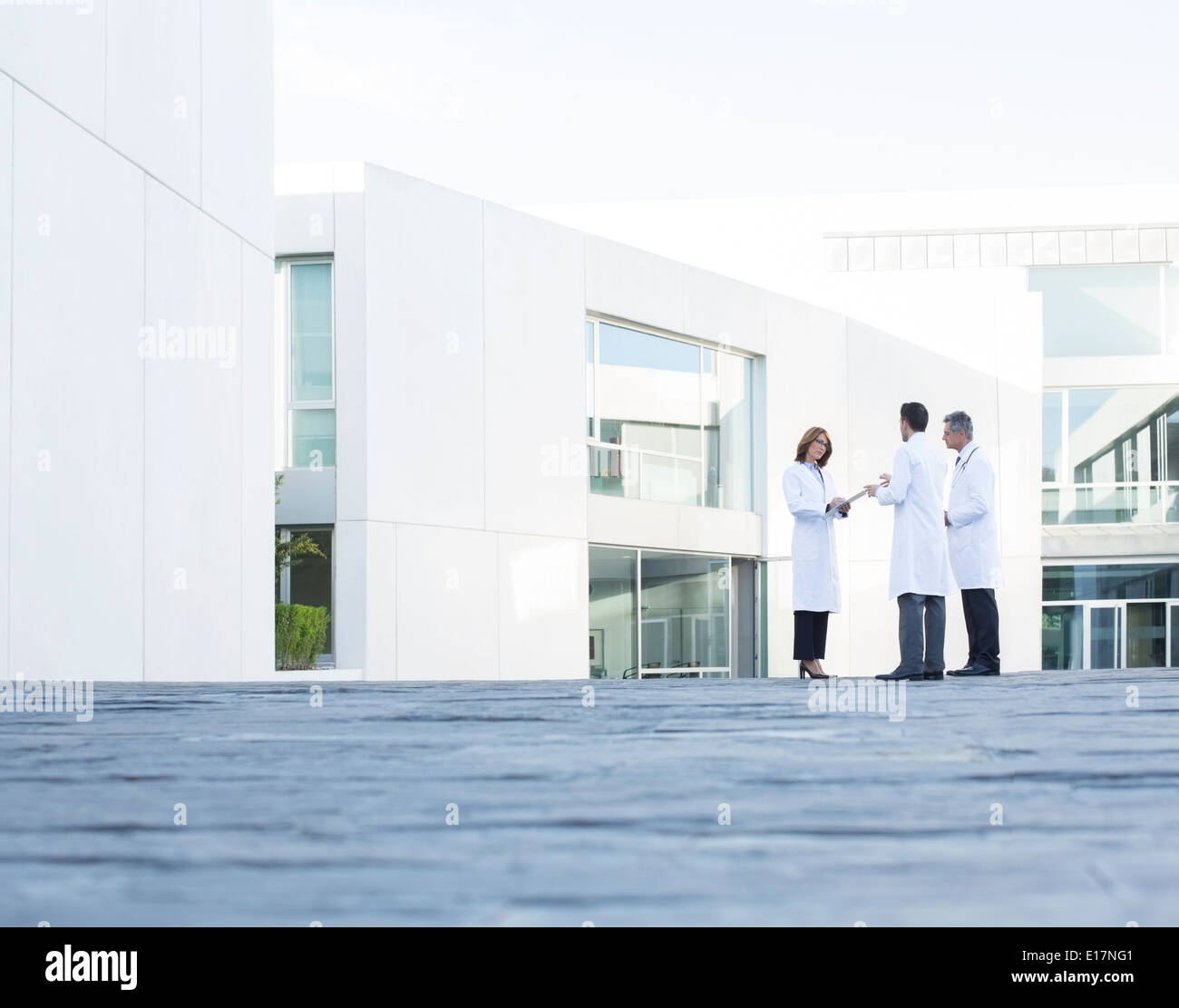 Doctors talking on rooftop Banque D'Images
