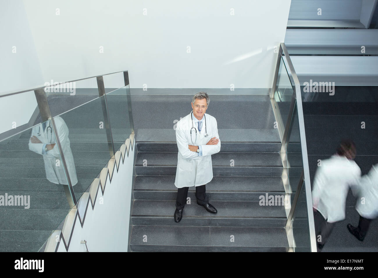 Portrait of smiling doctor on staircase Banque D'Images