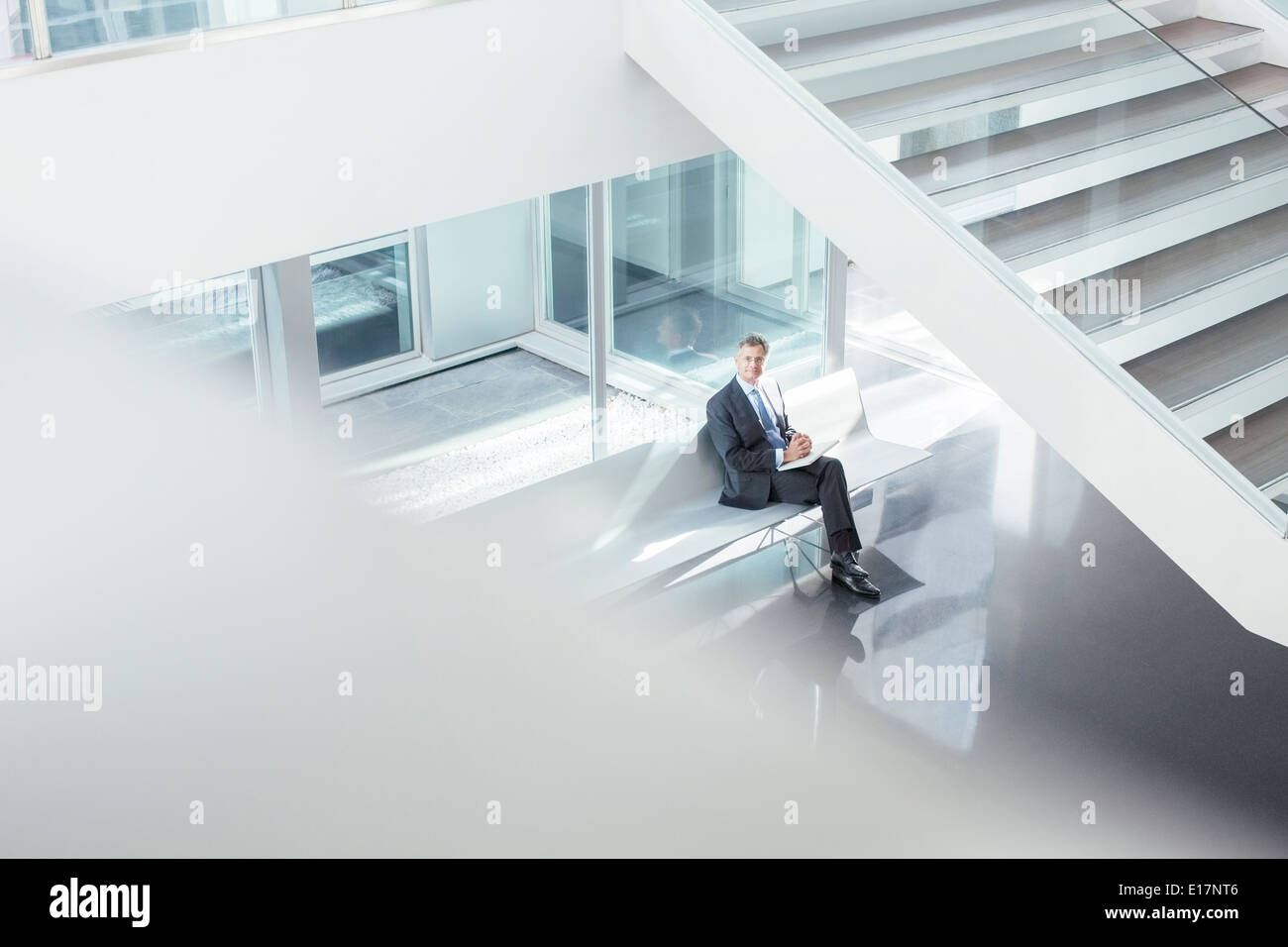 Businessman sitting in hall moderne Banque D'Images