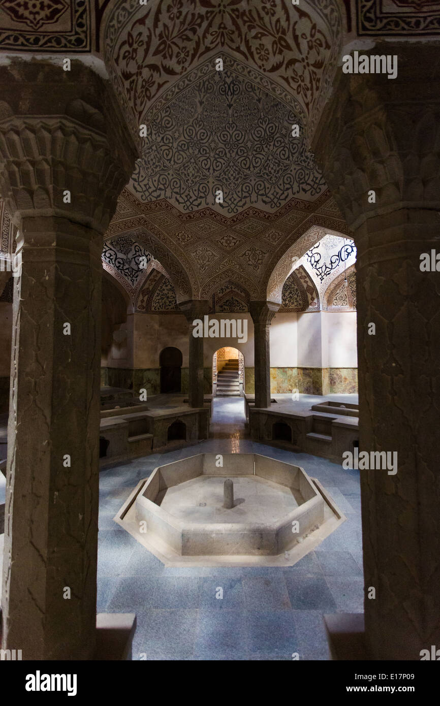 Endroit sombre et arches dans et autour d'un hammam restauré en partie près de Kordasht, Iran Banque D'Images