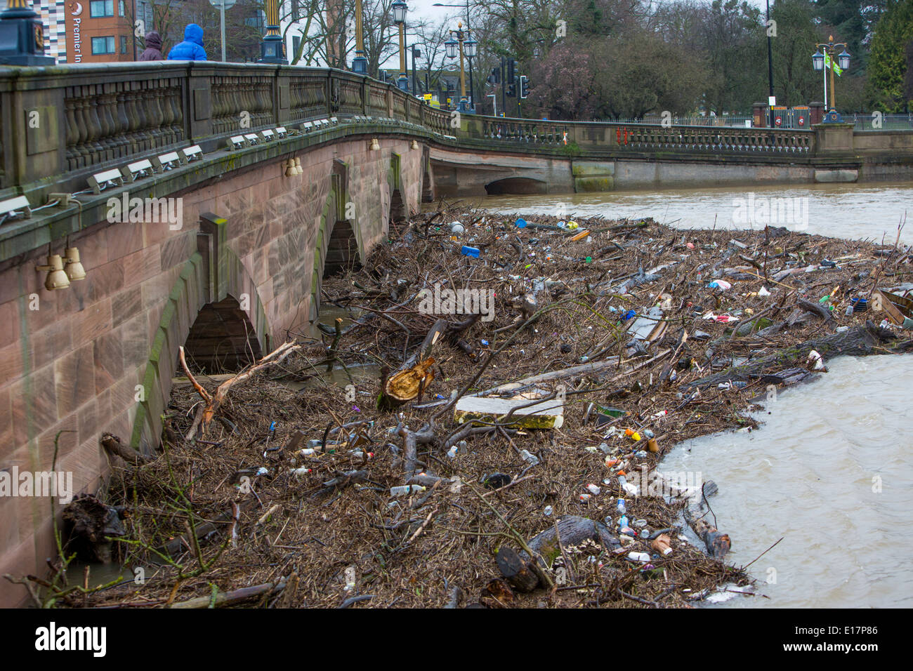 Héroes de débris sur le pont principal à travers le centre de Worcester à l'origine d'inondations dans les environs Banque D'Images