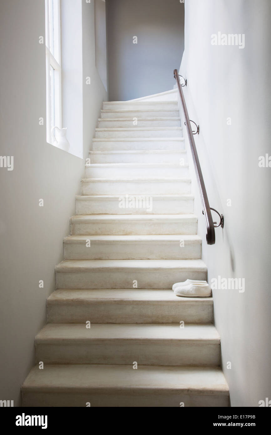 Chaussons sur escalier blanchis Banque D'Images