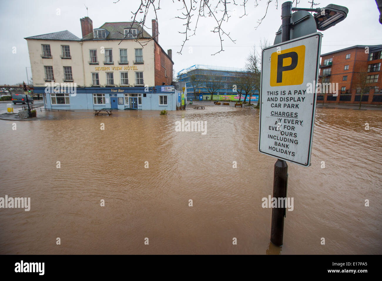 Une fois de plus montée de crue à Worcester City comme la rivière Severn éclate c'est encore une fois les banques, un événement qui se produit chaque année. Banque D'Images