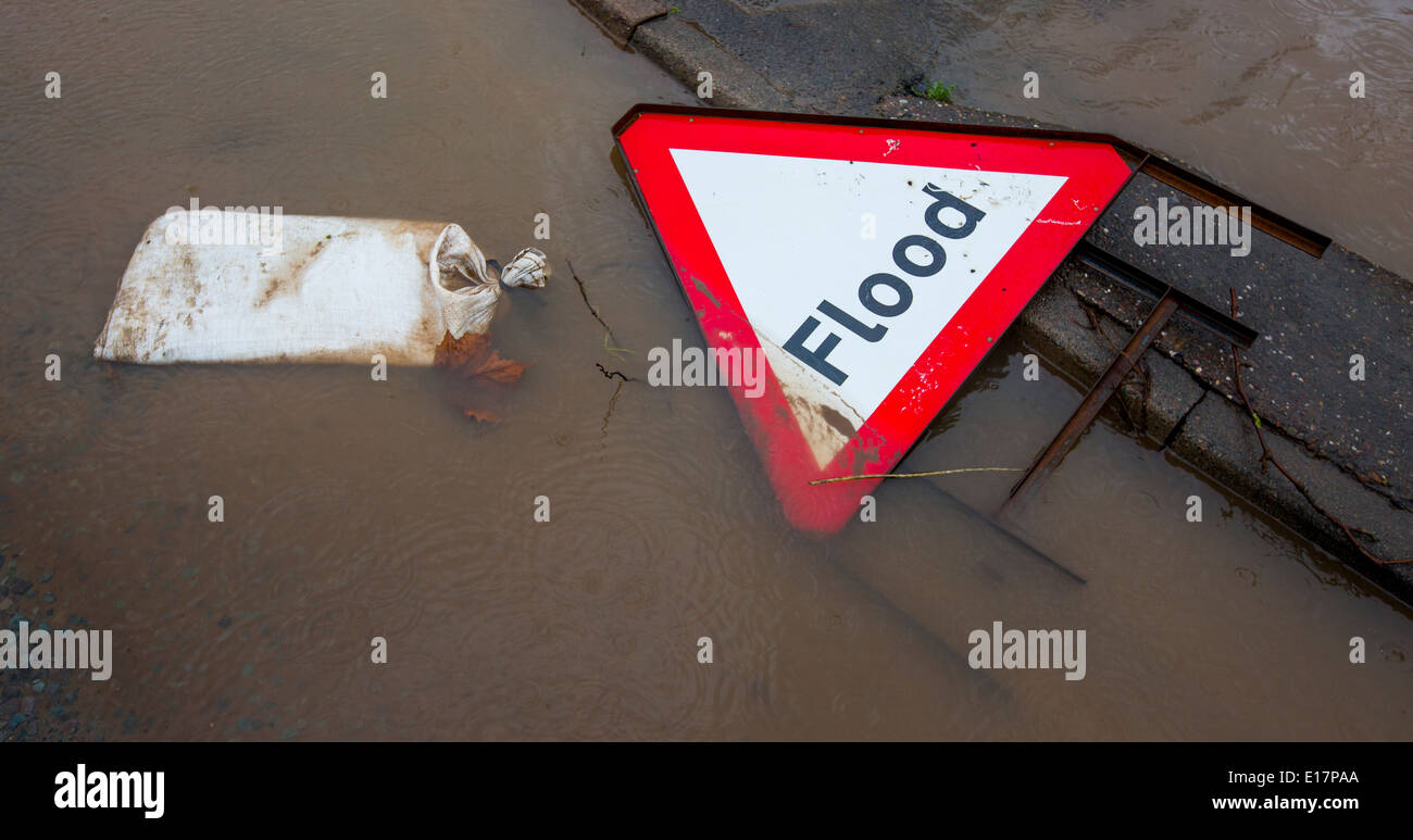 Une fois de plus montée de crue à Worcester City comme la rivière Severn éclate c'est encore une fois les banques, un événement qui se produit chaque année. Banque D'Images