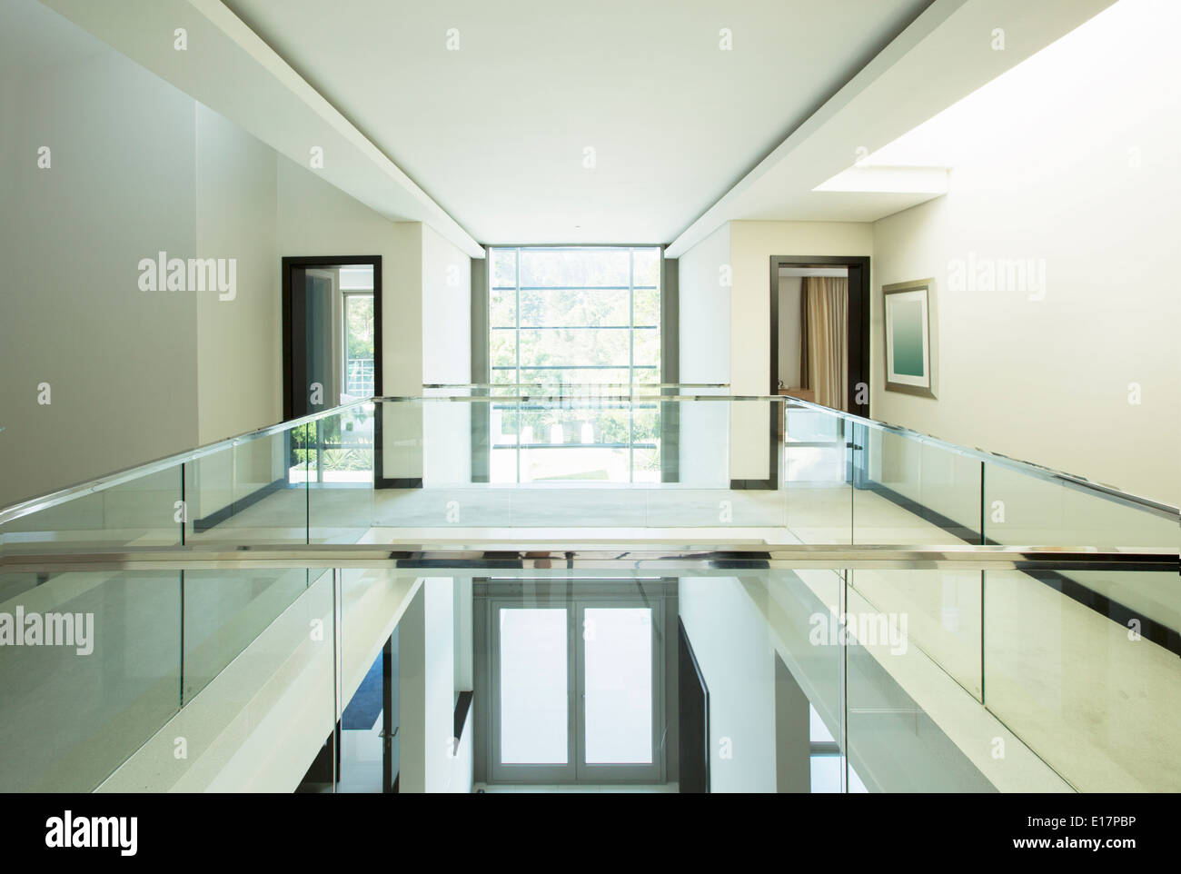 Balcon moderne et ouvert en foyer d'accueil de luxe Banque D'Images