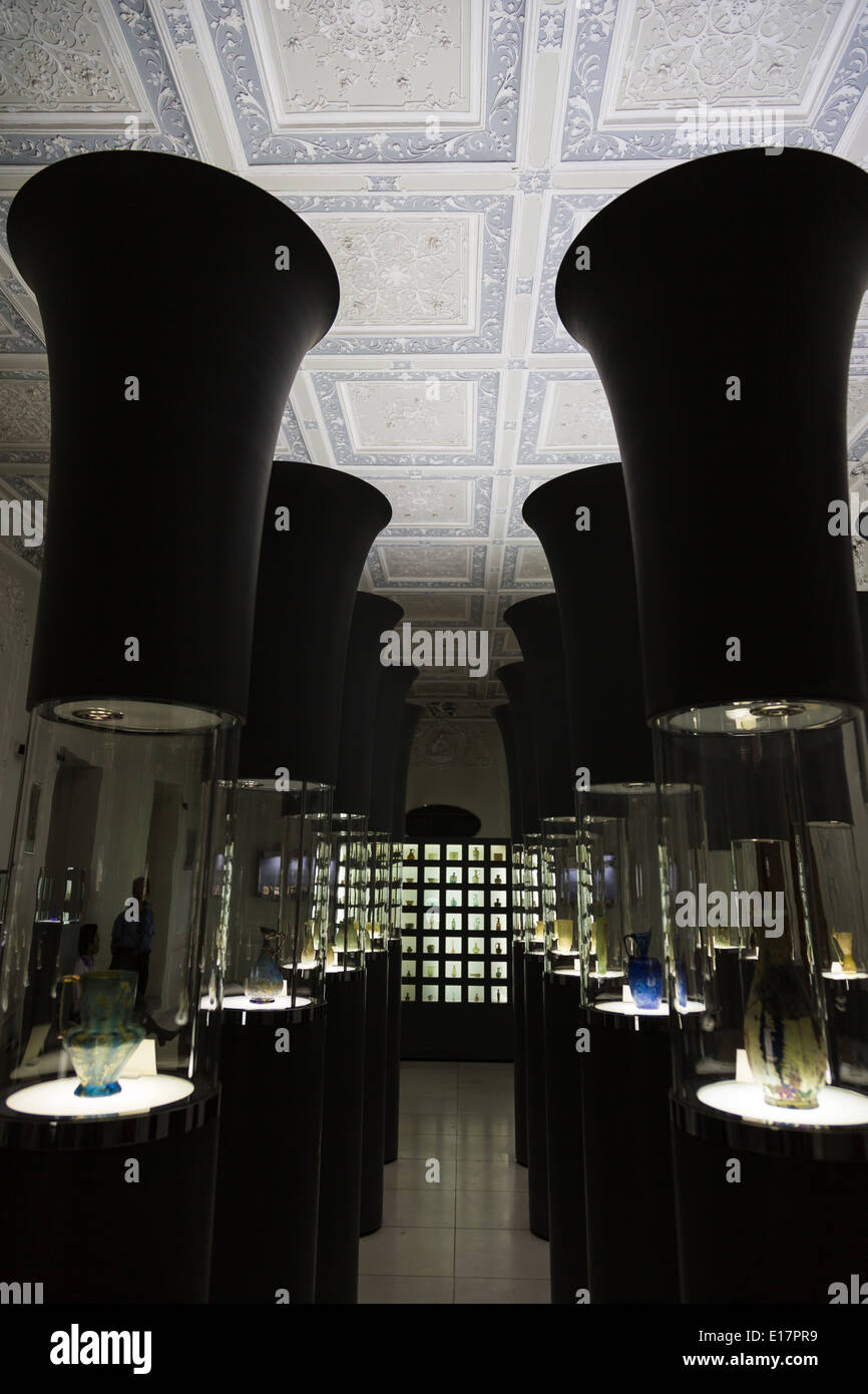 Détails sculpturaux du musée du verre et de la céramique à Téhéran Banque D'Images