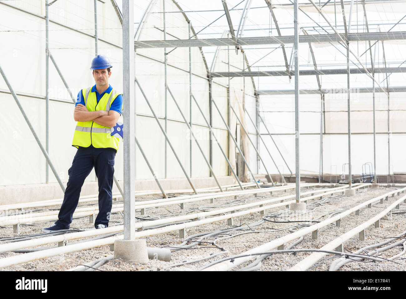 Portrait of smiling woman in greenhouse Banque D'Images