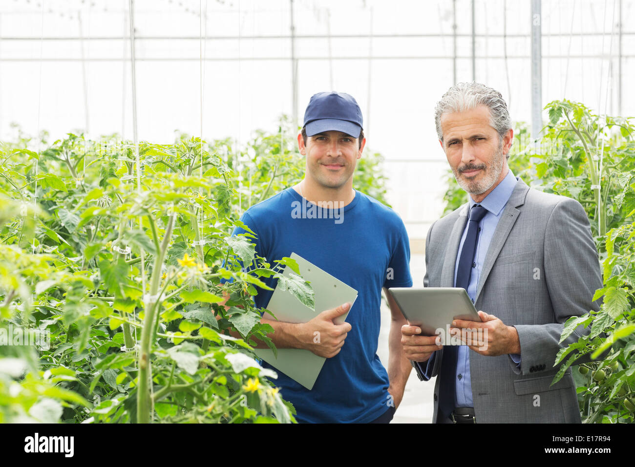 Portrait of business owner and worker in greenhouse Banque D'Images