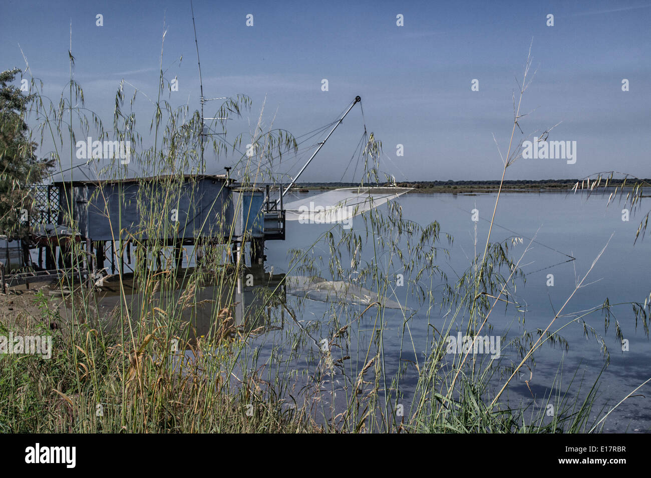 Pêche à la cabane sur la Pialassa Baiona près de lagune saumâtre della Marina Romea le long de la mer Adriatique te à Ravenne (Italie) Banque D'Images