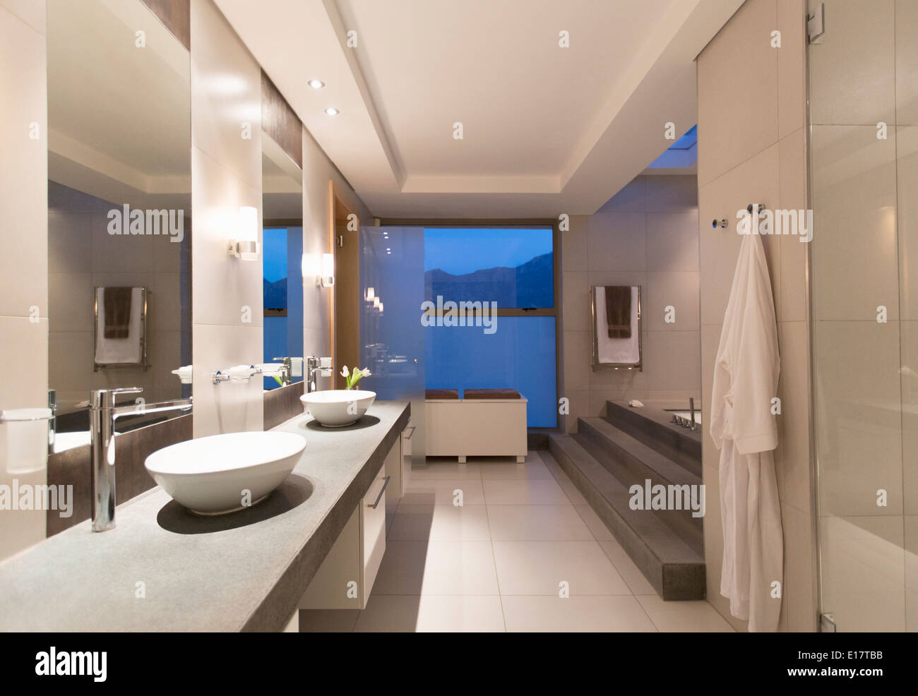 Salle de bains moderne dans la nuit Banque D'Images