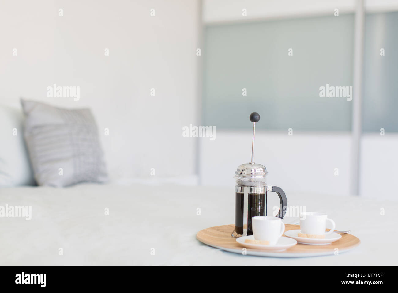 Presse française et tasses de café sur le plateau dans la chambre Banque D'Images