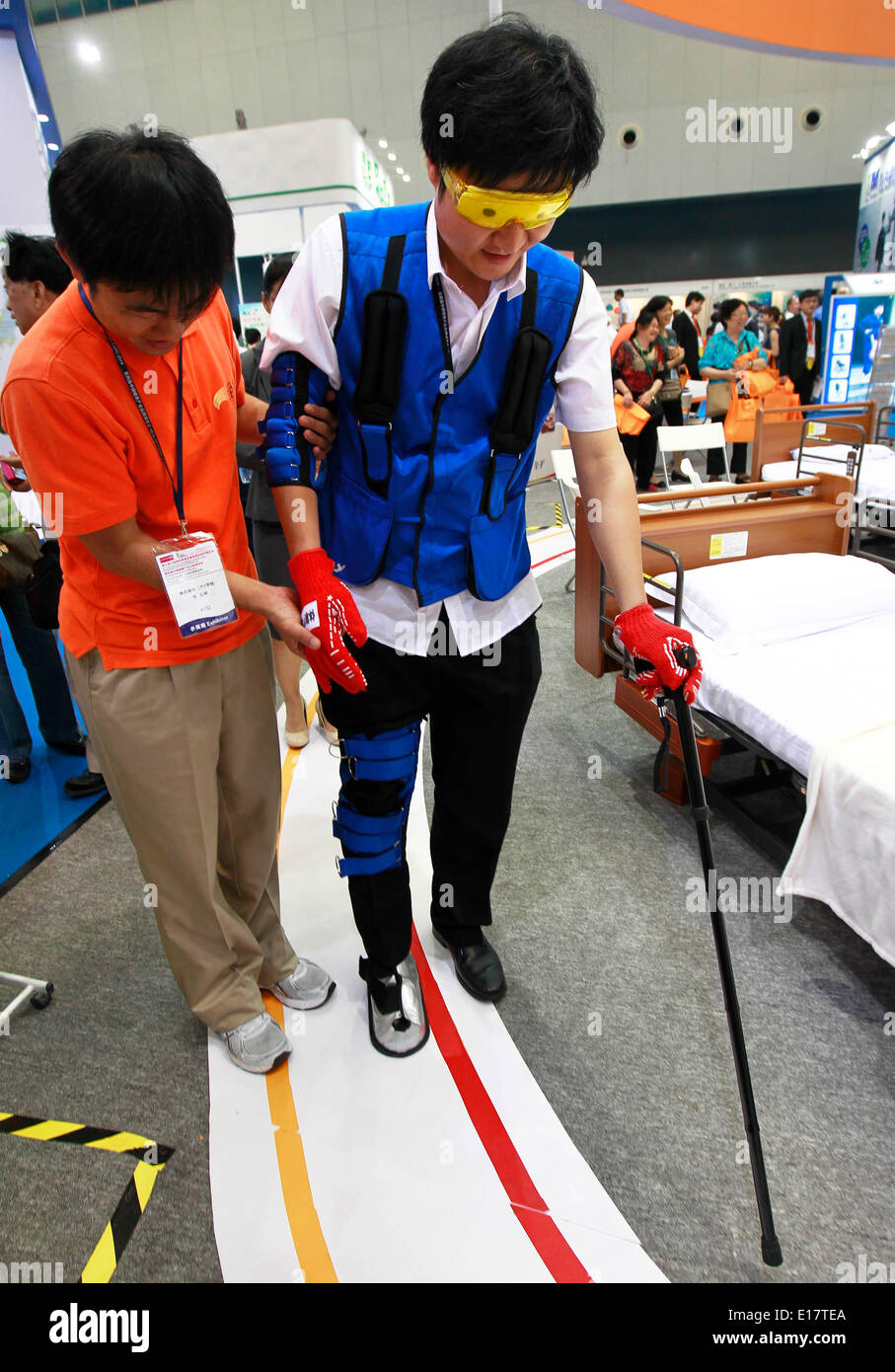 Shanghai, Chine. 26 mai, 2014. Un visiteur tente une béquille lors du 9e Salon International des soins aux personnes âgées, médecine de réadaptation et les soins de santé dans l'est de la Chine, Shanghai, 26 mai 2014. Les soins aux personnes âgées expo le coup d'ici lundi, où plus de 300 entreprises dans le monde ont montré leurs produits. © Ding Ting/Xinhua/Alamy Live News Banque D'Images