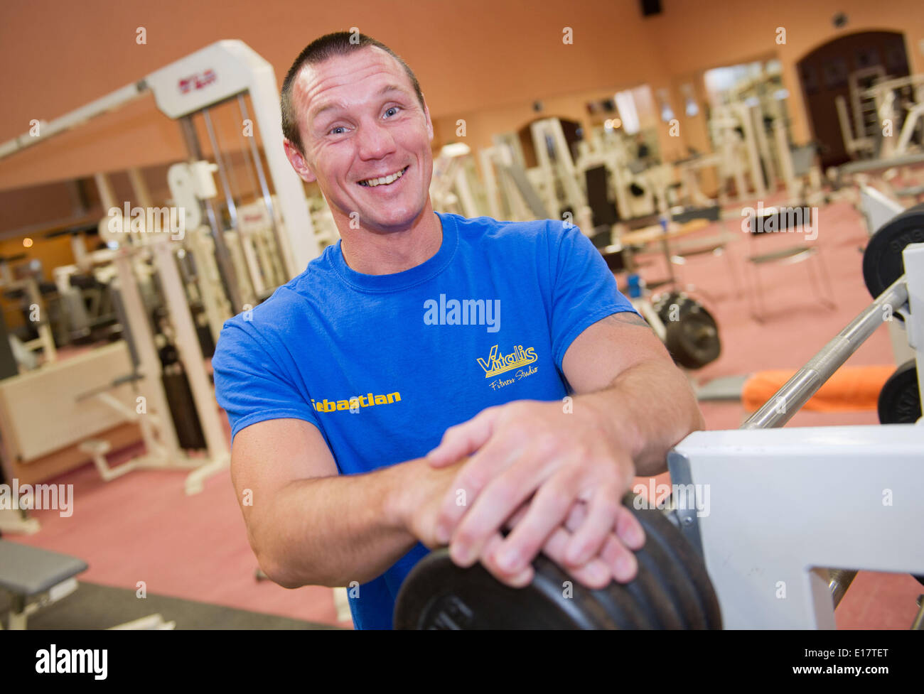 Greifswald, Allemagne. 26 mai, 2014. L'ancien champion du monde de boxe Sebastian Sylvester pose dans la salle de sport Vitalis à Greifswald, Allemagne, 26 mai 2014. Sebastian Sylvester a été élu au conseil de l'arrondissement de Poméranie-occidentale-Greifswald, le 25 mai. Les 33 ans se tenait à l'élection comme une non-partie membre sur la liste de la CDU. Photo : STEFAN SAUER/dpa/Alamy Live News Banque D'Images