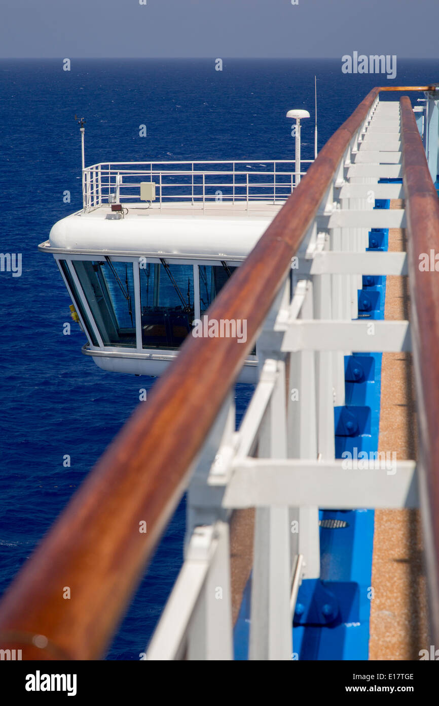 Garde-corps et la perche pilote sur Emerald Princess en mer dans l'océan Atlantique, Princess Cruise Lines Banque D'Images