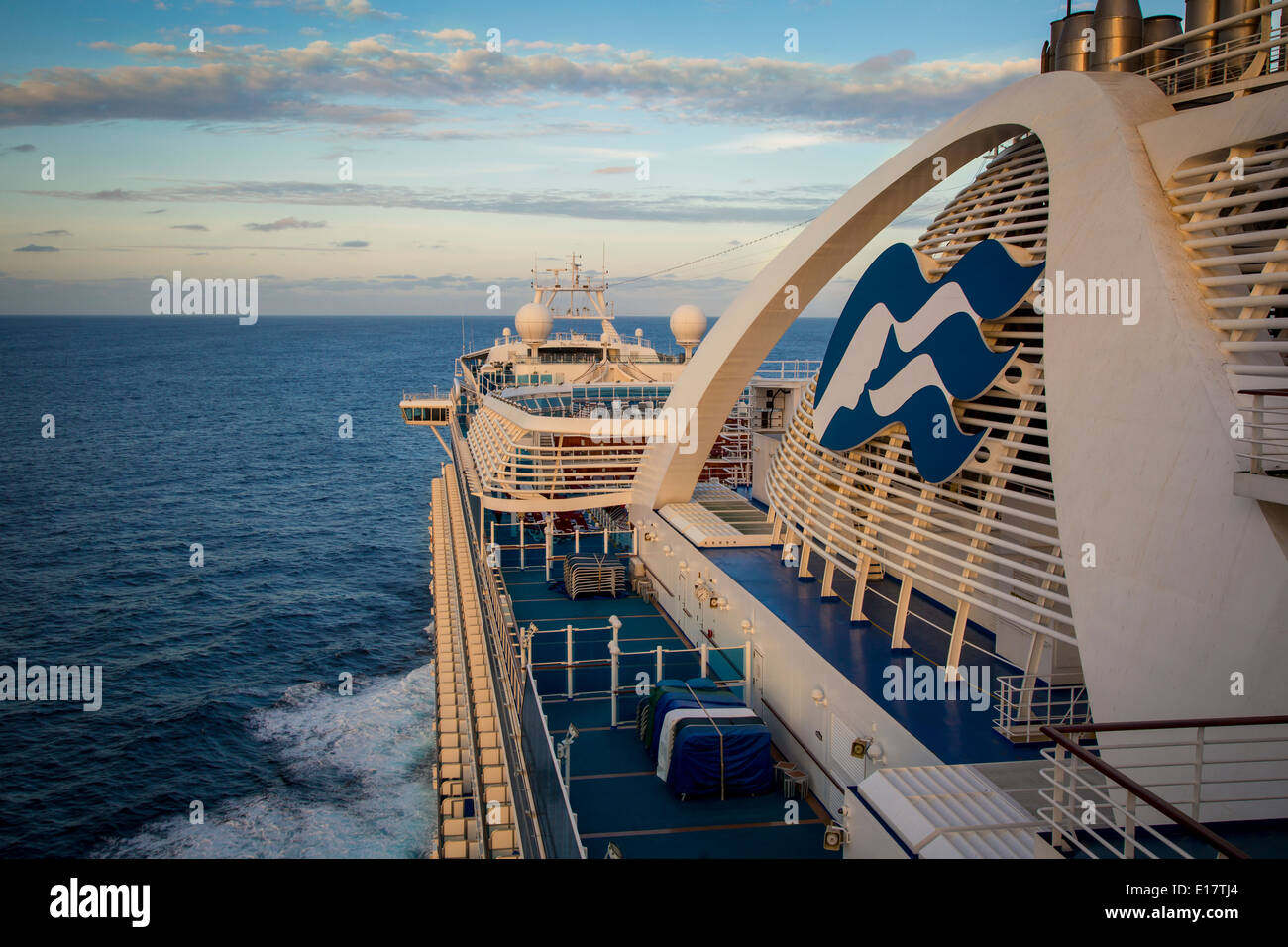 À bord du Emerald Princess au coucher du soleil, en mer dans l'océan Atlantique, Princess Cruise Lines Banque D'Images