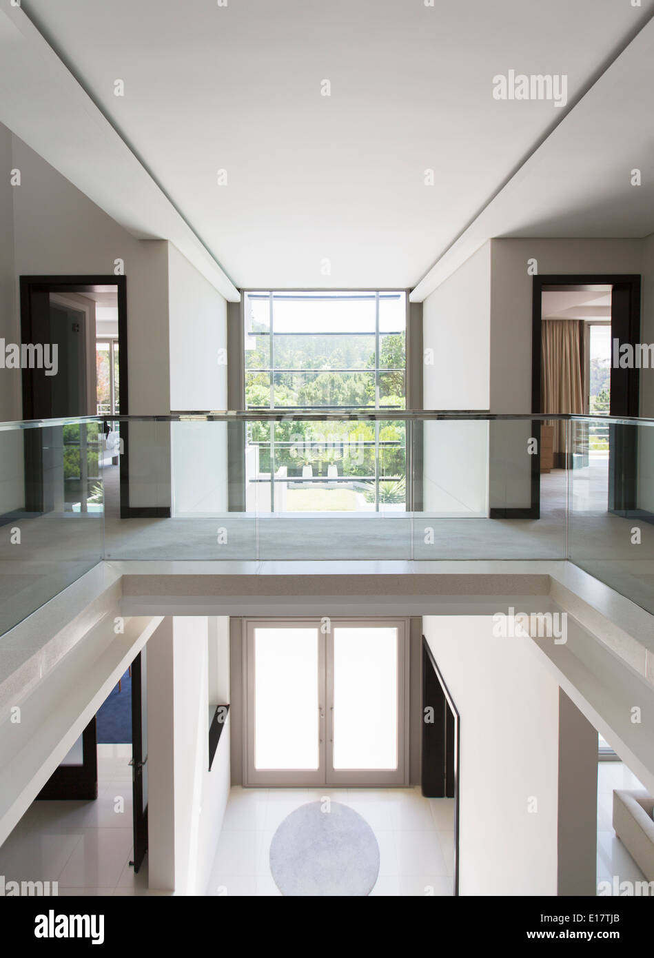 Balcon moderne et ouvert en foyer d'accueil de luxe Banque D'Images