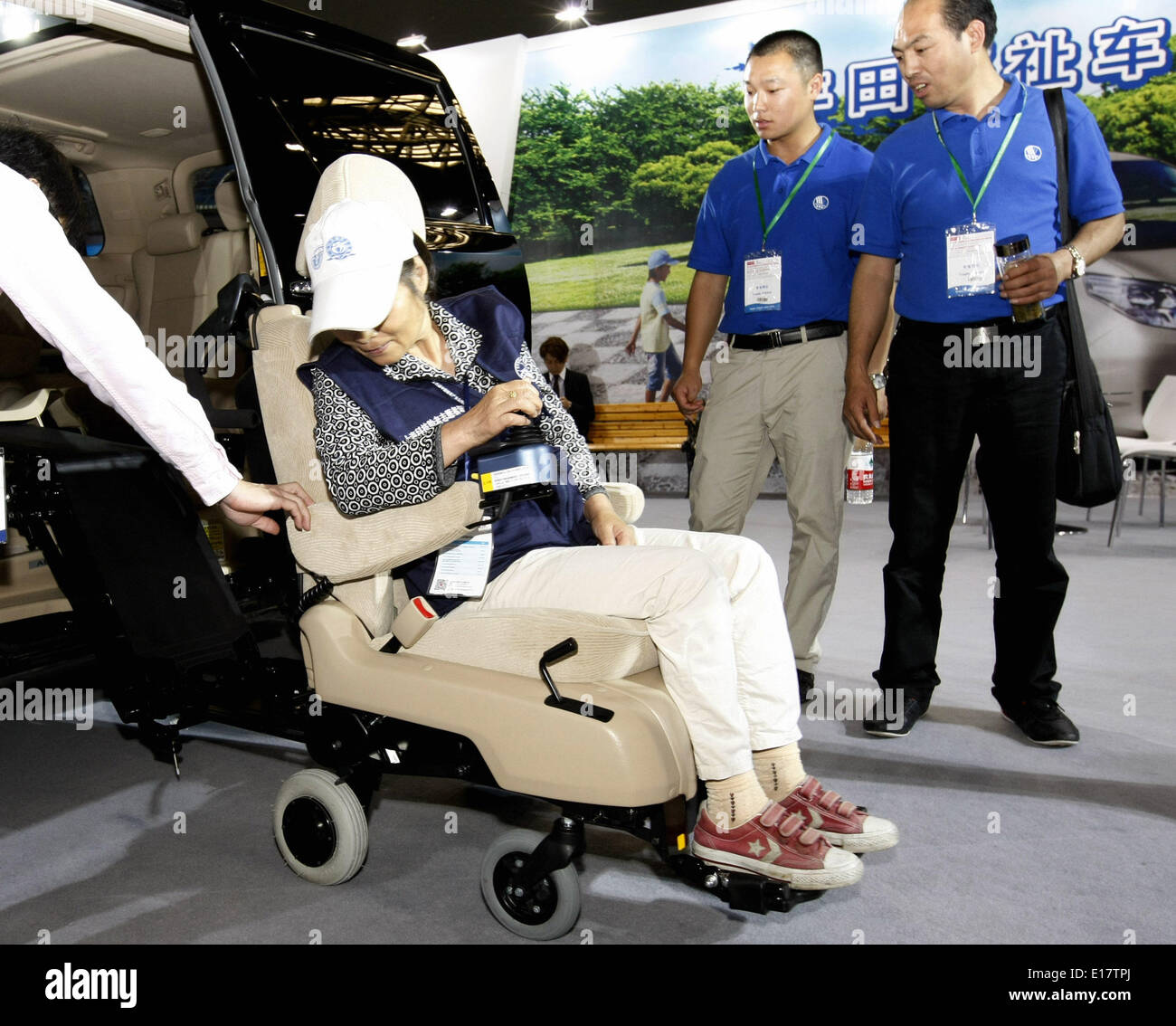 Shanghai, Chine. 26 mai, 2014. Un visiteur tente un véhicule accessible en fauteuil roulant à la 9e Salon International des soins aux personnes âgées, médecine de réadaptation et les soins de santé dans l'est de la Chine, Shanghai, 26 mai 2014. Les soins aux personnes âgées expo le coup d'ici lundi, où plus de 300 entreprises dans le monde ont montré leurs produits. © Fang Zhe/Xinhua/Alamy Live News Banque D'Images Shanghai, Chine. 26 mai, 2014. Un visiteur tente un véhicule accessible en fauteuil roulant à la 9e Salon International des soins aux personnes âgées, médecine de réadaptation et les soins de santé dans l'est de la Chine, Shanghai, 26 mai 2014. Les soins aux personnes âgées expo le coup d'ici lundi, où plus de 300 entreprises dans le monde ont montré leurs produits. © Fang Zhe/Xinhua/Alamy Live News Banque D'Images