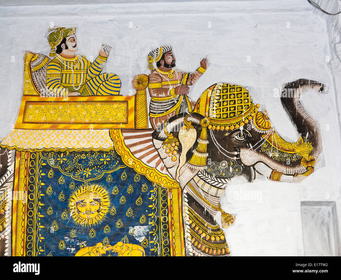 L'Inde, Rajasthan, Udaipur, la peinture murale traditionnelle de Rajput hommes sur caparisioned avec éléphant symbole surya Banque D'Images