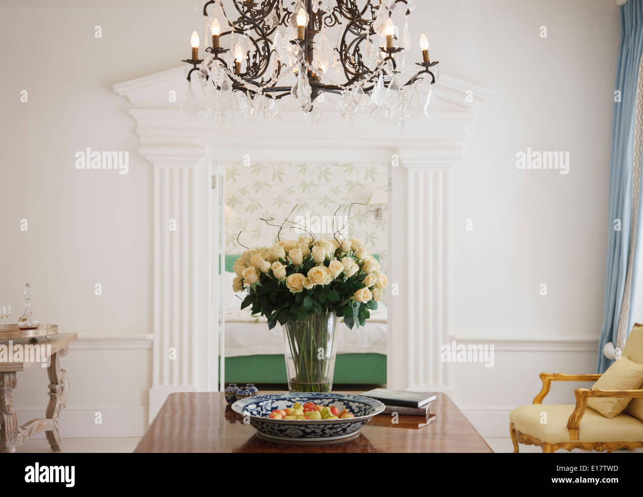 Bouquet de roses chandelier sur table en foyer de luxe Banque D'Images