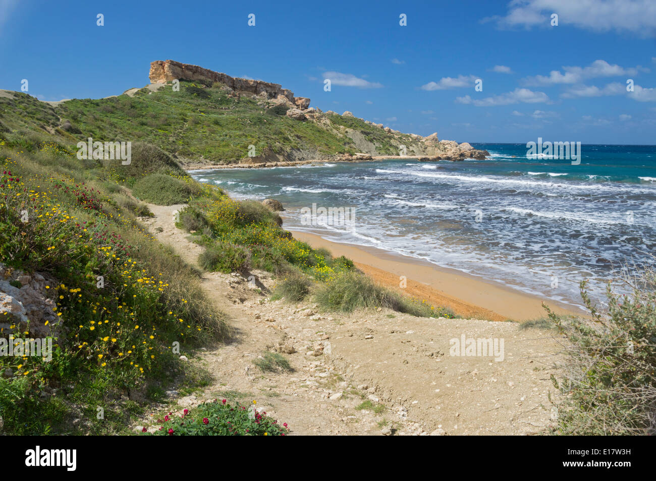 Plage d'or de sable, de Ghajn Tuffieha bay, dans le nord de Malte, de l'Europe. Banque D'Images