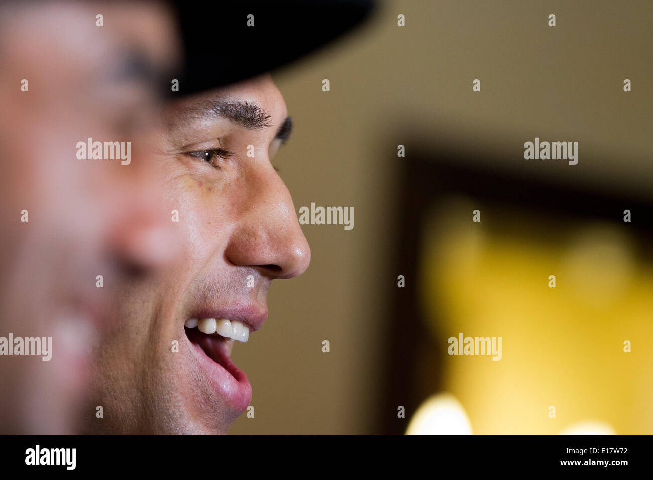 Duisburg, Allemagne. 26 mai, 2014. Champion du monde des poids moyens IBF allemand Felix Sturm (R) et Australian boxer Sam Soliman assister à une conférence de presse à Duisburg, Allemagne, 26 mai 2014. Photo : ROLF VENNENBERND/dpa/Alamy Live News Banque D'Images