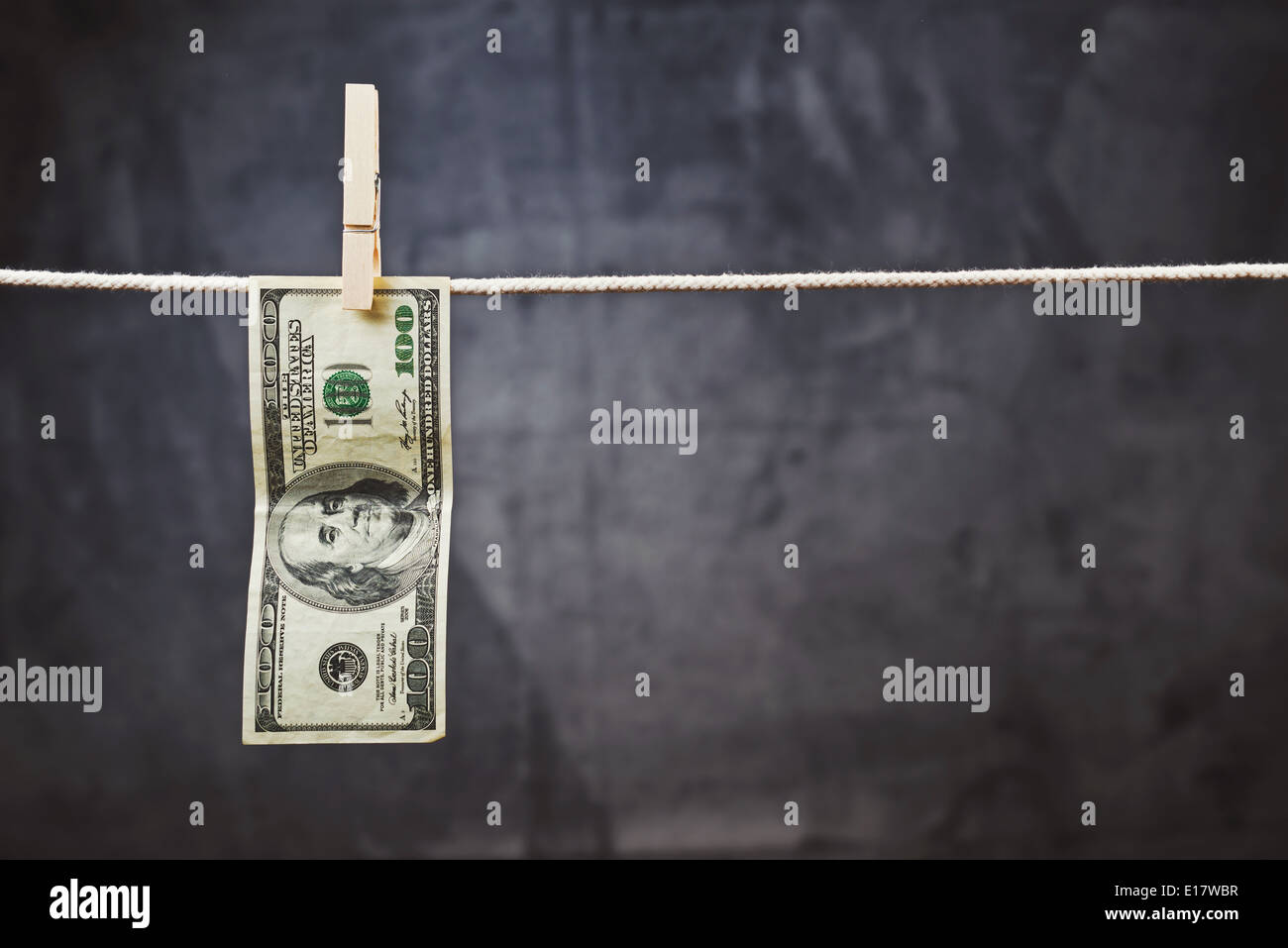 La monnaie américaine. USA argent, Dollar bills hanging sur corde attachée avec des pinces à linge. Banque D'Images