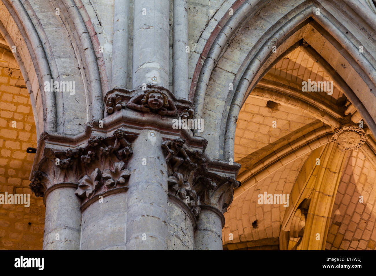 Détail des capitales dans le chœur de la cathédrale Saint-Pierre de Beauvais, en France. Banque D'Images