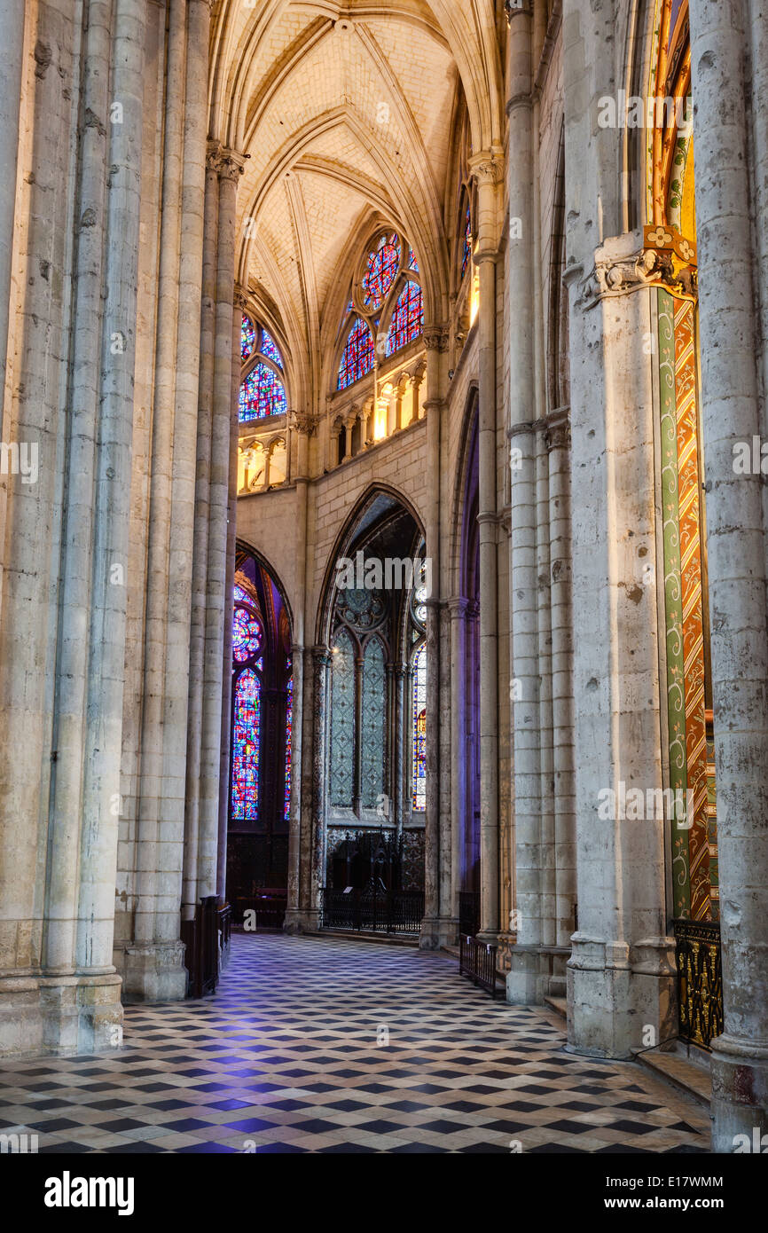 Le déambulatoire de la cathédrale Saint-Pierre de Beauvais. C'est une cathédrale catholique romaine à Beauvais, France. Banque D'Images