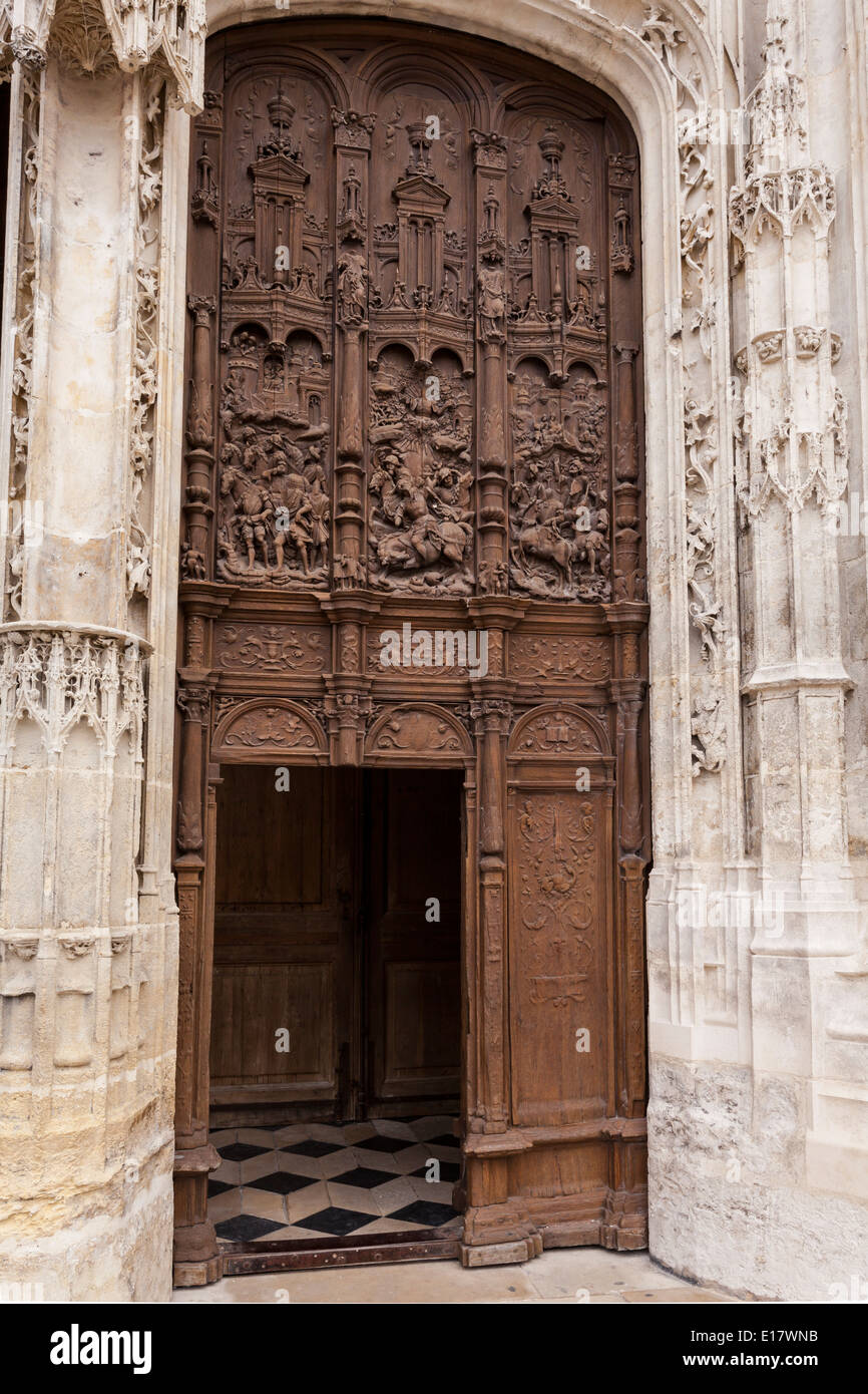 Sur les portes en bois de la cathédrale Saint-Pierre de Beauvais, en France. Banque D'Images