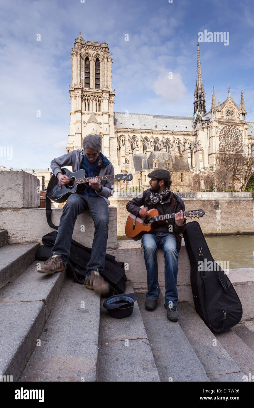 Deux hommes de la rue à l'avant de la cathédrale Notre Dame, Paris. Banque D'Images