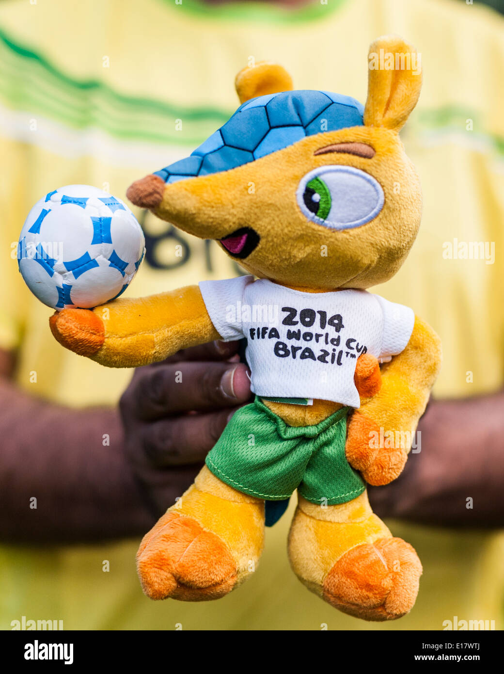 Peluche Fuleco 20 Cm – Mascotte Brésil 2014, Ballon Sous Le Pied, Debout, Collection