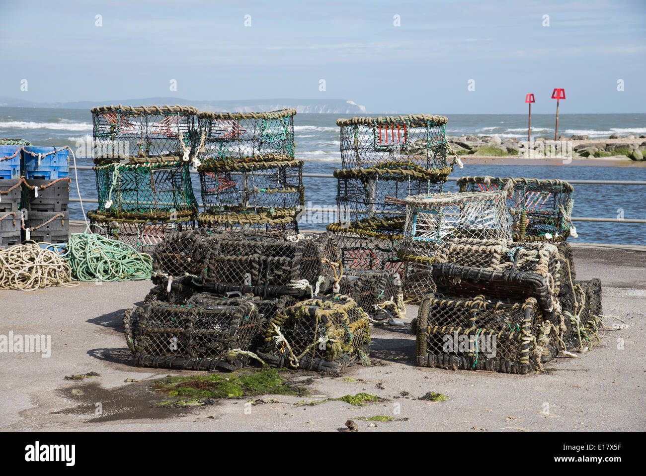 Des casiers à homard et crabe sur le quai de Mudeford Dorset Angleterre dans l'arrière-plan est l'île de Wight Banque D'Images