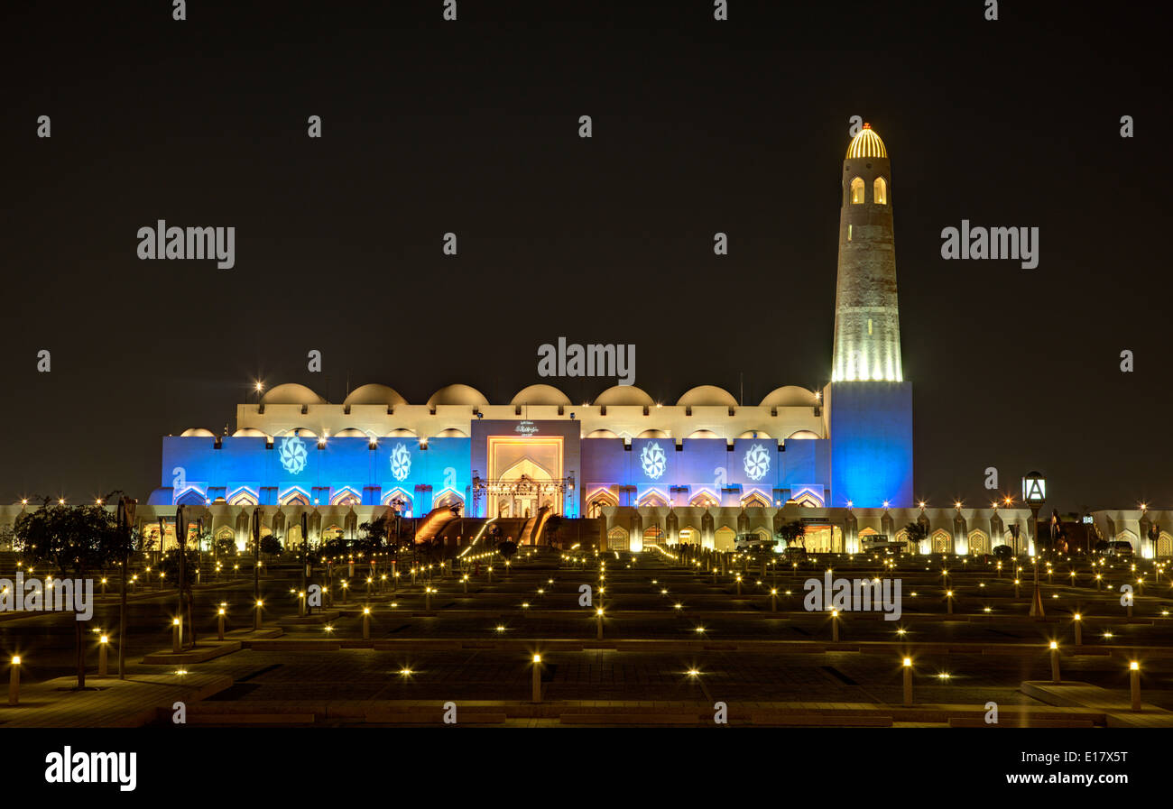 Grande mosquée de Doha d'une nuit. Le Qatar, au Moyen-Orient Banque D'Images