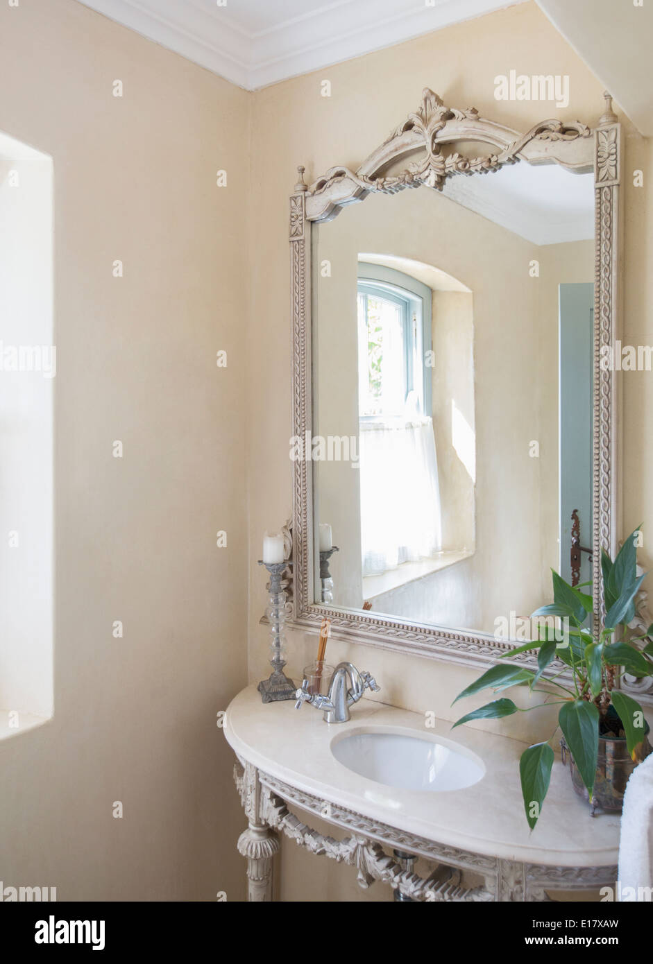 Miroir et lavabo de salle de bains de luxe Banque D'Images