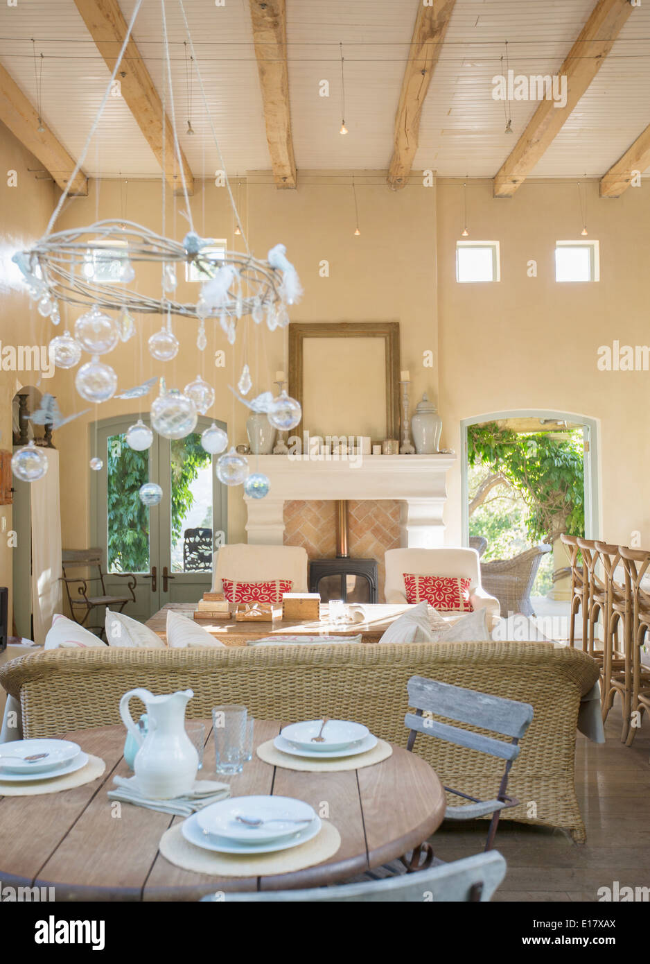 Table de salle à manger rustique en luxury home Banque D'Images