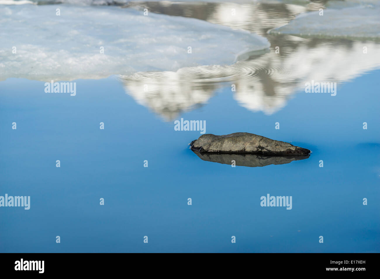 Rock avec sky reflète dans l'eau, Fjallsarlon Glacial Lagoon, Iceland Banque D'Images