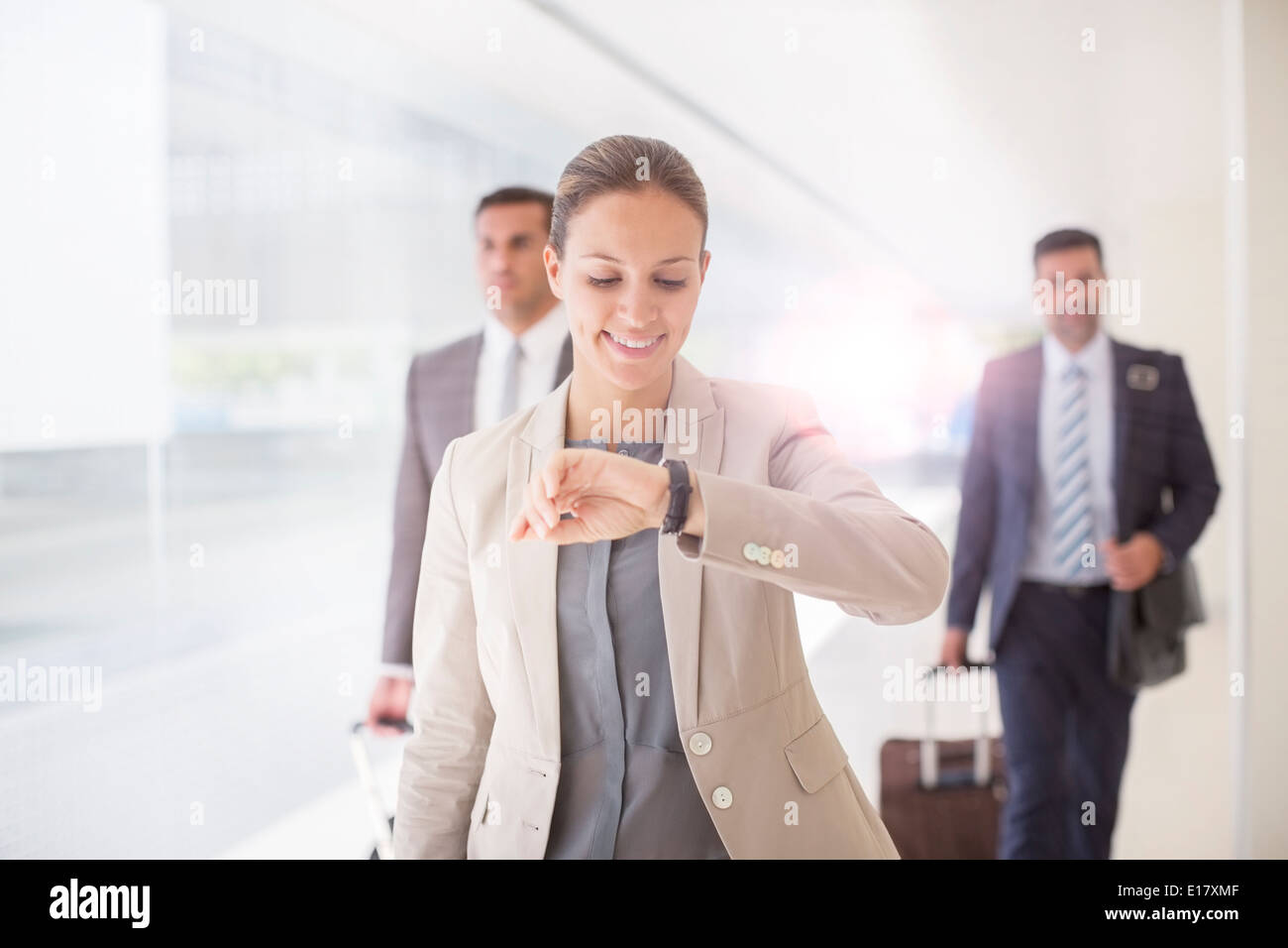 Montre-bracelet dans couloir contrôle Businesswoman Banque D'Images