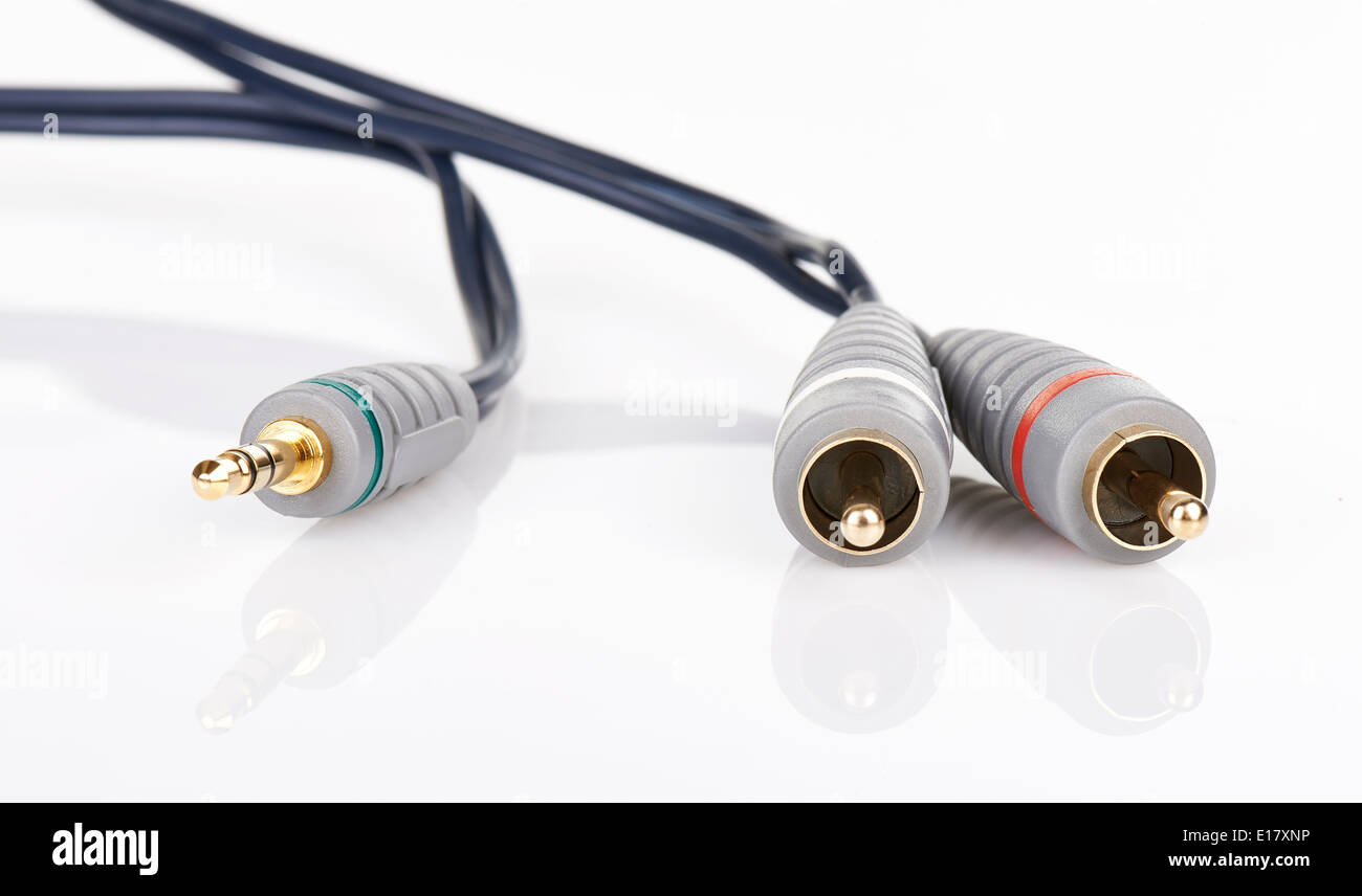 Jack et mini-jack ou son bouchon plat fil brillant isolé sur fond blanc Banque D'Images